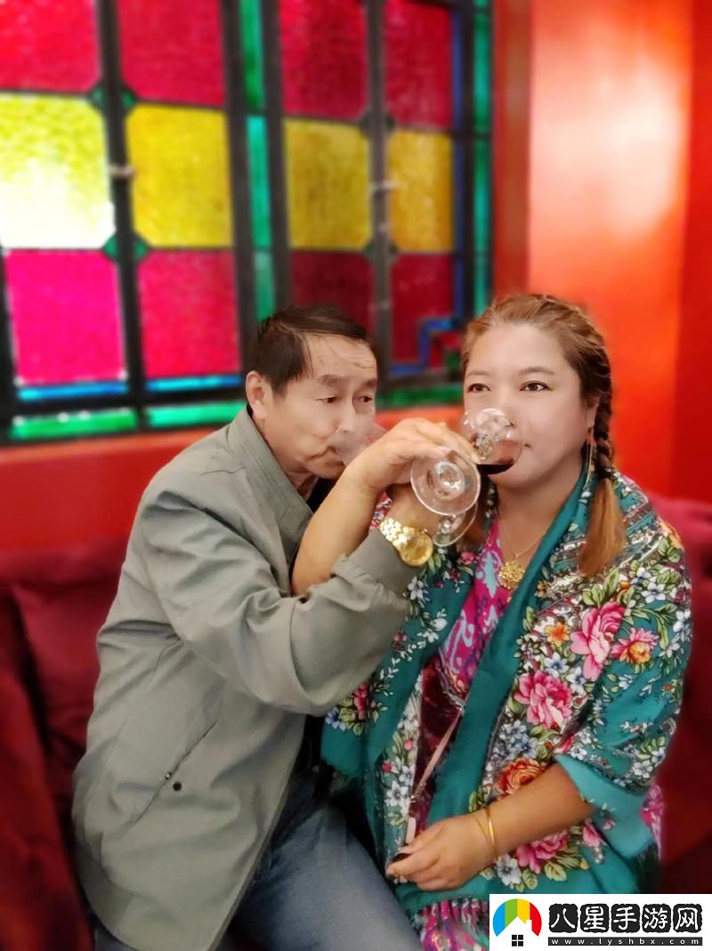 5對(duì)夫妻一男一女一起喝酒